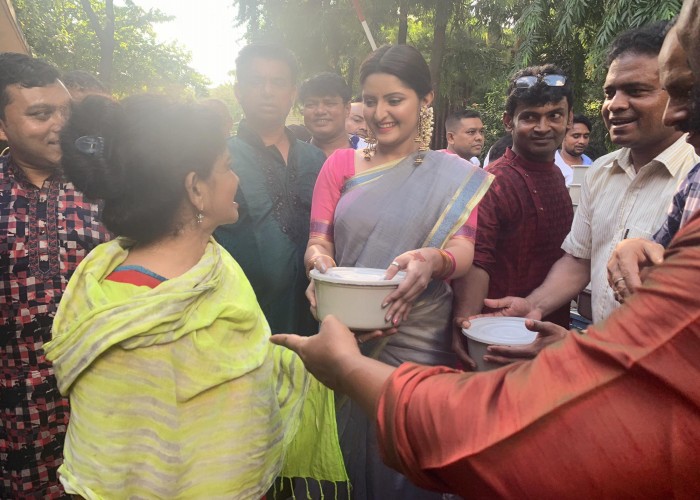 মাংস বিতরণ করেছেন পরীমনি